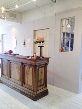 【学園前】パートスタッフ募集中！アンティーク調のオシャレな空間で、経験を活かして活躍しませんか？住宅街にある隠れ家サロン「Ricol...cadeau（リコルカドゥー）」からアシスタント（美容師）の求人☆☆