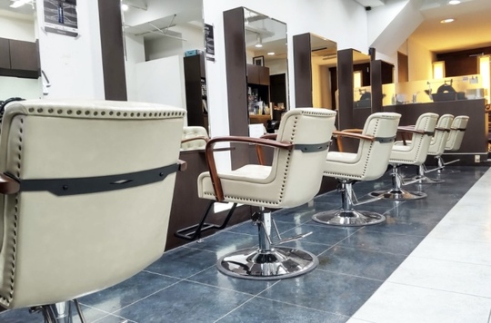 【梅屋敷】≪未経験・新卒生・通信生OK≫≪社会保険完備≫≪マンツーマン接客≫≪ママさん、ブランクのある方歓迎≫高単価かつ幅広い客層で安定した入客が可能！上質な空間と丁寧な接客で支持される「GALLERIA Salla（ガレリアサーラ）」からアシスタント（美容師）の求人☆★