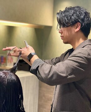 【八事】◆完全週休2日制・平均退社18時半・社会保険完備◆独自システムにより、顧客がいない方やブランクのある方でもOK！1日平均4名の入客＋高単価で数をこなさずとも稼げるサロンです！「宝の髪（タカラノカミ）」からスタイリスト（美容師）の求人☆★