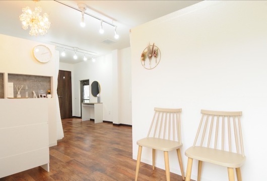 【志紀】≪実働8時間≫≪月22日～相談OK≫≪髪色ネイル自由＆私服勤務≫≪20時までに退勤OK≫技術も接客もハイクオリティ！幅広い年齢層のお客様に通っていただけるアットホームサロン「eyelash salon EMINAL（アイラッシュサロンエミナル）」からアイリスト（まつげエクステ・まつげパーマ） の求人★☆