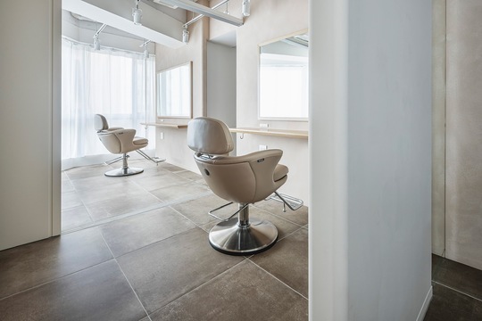 【池袋】≪完全週休2日制≫≪月給33万円以上！≫≪マンツーマン接客≫≪単価11000円以上≫スタイリストのみのサロン！お休みや時短勤務の相談もでき、美容師さんの働きやすさを追求した環境です。顧客が居ない正社員の方も積極募集中！「SALON MOGO IKEBUKURO（サロン モゴ イケブクロ）」からスタイリストの求人★☆