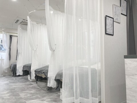 【渋谷】≪月8〜10日休みの選択制≫≪実働8時間or9時間の選択制≫≪産休育休制度の取得実績あり≫≪有給取得率100％≫業界最高水準の抜群の待遇がオススメ！プライベートもお給料、どちらも譲りたくない方にオススメ！「eyelash salon cheek 渋谷店（アイラッシュ サロン チーク シブヤテン）」からアイリスト（まつげエクステ・まつげパーマ・アイブロウ）の求人☆☆