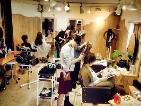 【自由ヶ丘】《社会保険完備》一人ひとりのお客様に真摯に向き合い、ラグジュアリーな時間のおもてなし。ムリなく美容師を続けていける環境のトータルビューティーヘアサロンKaruna（カルナ）からアシスタントの求人★☆