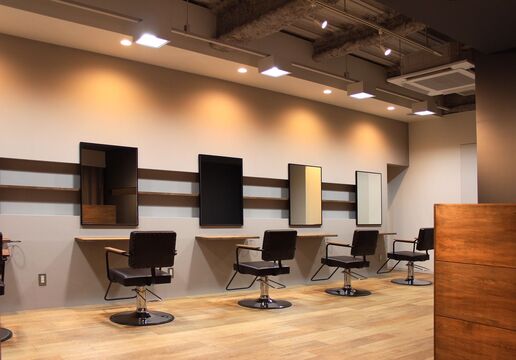 【高石駅】≪社会保険完備≫≪月給22万円スタート≫≪完全週休2日制≫美容師としてやりがいを感じられるシゴトをしたい方に！ゆったり落ち着ける癒しの空間！夜は遅くならないので、メリハリつけて働けます！「DaM（ダム）」からアシスタント（美容師）の求人☆★