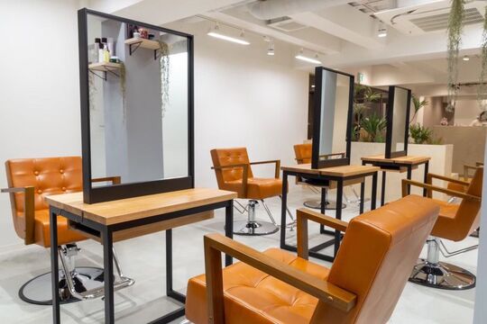 【塚口】≪永久保証給あり≫≪カラー比率90％以上！≫≪フリー40％・指名50％還元≫髪質改善などケアにも注力したサロン！基本マンツーマンスタイルのため負担なく働けますよ！「Nifty（ニフティー）」からスタイリスト（美容師）の求人☆★☆