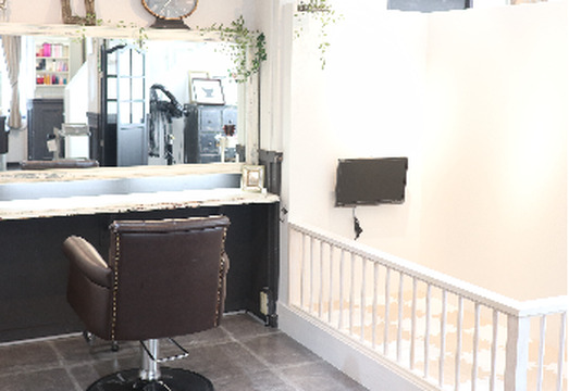 【大分駅】≪総支給50万円以上の支給実績あり・休日数の選択OK・社会保険完備・高月給スタート・半個室あり≫スタイリストオンリーなので完全マンツーマン接客！髪質改善に力を入れているヘアサロン「半個室型美容室 Emma Hair plus 府内店（ハンコシツガタビヨウシツエマヘアープラスフナイテン）」からスタイリスト（美容師）の求人★☆