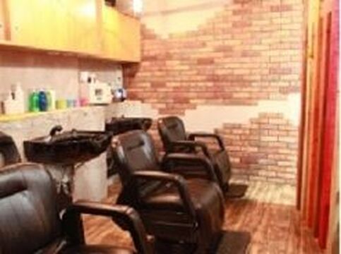 【忍ケ丘】≪平均退社20時台≫≪未経験・通信生・新卒生OK≫≪有給休暇あり≫地域密着型でお客様との距離感も近くフレンドリーな接客が定評！ガチガチで窮屈な環境とは全く正反対の楽しく働けるサロンです！「Ace Cafe（エースカフェ）」からアシスタント（美容師）の求人☆★