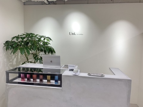 【江坂】≪未経験・通信生・新卒生歓迎≫≪社会保険完備≫≪最短1年でスタイリストデビュー可能≫≪ウィッグ代半額負担≫≪独立支援あり≫シンプルで落ち着いた内装の髪質改善特化サロン！充実の教育体制でしっかり学び、成長したい方必見！「Uni.esaka（ユニエサカ）」からアシスタント（美容師）の求人★☆