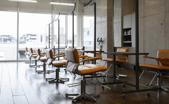 【赤坂】≪社会保険完備・住宅手当あり・頑張り次第で早期デビューが可能≫世代を問わず多くのお客様がご来店！！多くの仲間がいるので色々な技術を学ぶ事が出来る！！定番のスタイルはもちろんトレンドも追求するプロの集団です！！メンズサロン「SHIFT Men's only salon SPIN-OFF（シフトメンズオンリーサロンスピンオフ）」からアシスタント（美容師・理容師）の求人☆★