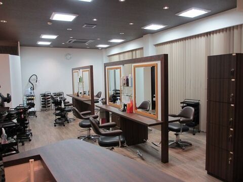 【宝塚】短期集中レッスンなので、プライベートも重視出来る環境！お客様と関わるチャンスも多いので確実にスキルアップ出来ますよ！地域密着型のサロン“SALON DE SILHOUETTE（サロン ド シルエット）”からアシスタント（美容師）の求人★★