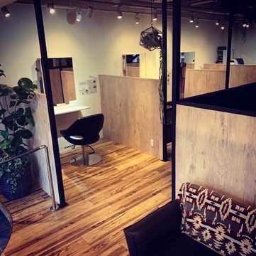 【東生駒】≪カットカラー2時間30分枠＆マンツーマン≫≪完全週休2日制≫≪18,19時台に退勤可能≫≪正社員、パート、業務委託など選べる勤務形態≫≪髪質改善推し≫幅広い年齢層から愛される人気サロン！「ACHE hair（アッシュヘアー）」からスタイリスト（美容師）☆☆