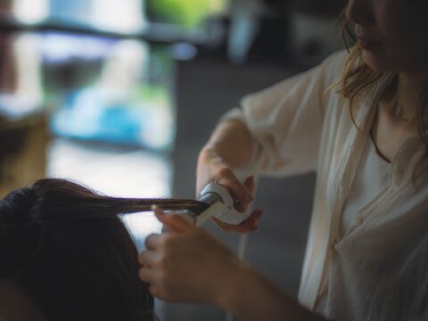 【三ノ宮】≪営業中レッスンOK≫≪社会保険完備≫≪月8日休み≫レッスン後でも21時には退勤OK！デビューまでは2年を予定しているため、早期デビューを目指している方に必見です！！「211（ニーイチイチ）」からアシスタント（美容師）の求人★☆