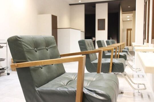 【春日野道】≪完全週休2日制!!日曜定休≫≪遅くとも19時半には退勤可能≫≪社会保険完備≫≪デビューまで最短2年◎≫メリハリを付けながら学んでいける環境が◎地域密着型アットホームサロン「Akatsuki Hair ＆ Beauty（アカツキヘアーアンドビューティー）」からアシスタント（美容師）の求人☆★☆