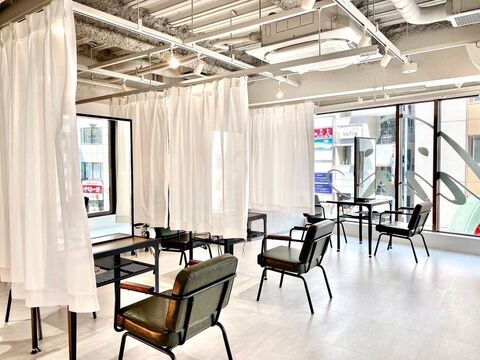 【三宮】≪指名50~55％／フリー40～45％の高還元率≫≪1日12000円保証あり≫抜群の集客と独自のシステムで若いお客様から圧倒的な支持を得ている人気サロン！自由な社風なので勤務日数などもライフスタイルに合わせ働けます「tlim by ENVY（トリムバイエンヴィー）」からスタイリスト（美容師）の求人☆★