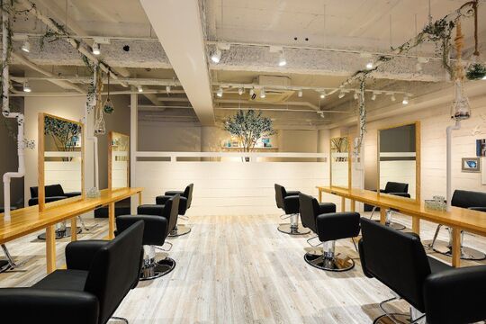 【難波】■最低保障25万円あり■休みや勤務時間は相談ください！洗練された空間に贅沢なフルフラット式シャンプー台も完備！正社員も選択可能な「MOU（ムウ）」からスタイリスト（美容師）の求人☆★