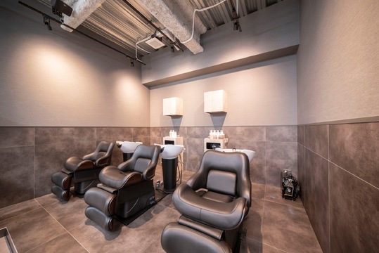 【博多駅】≪完全マンツーマン≫≪自由出勤制≫≪フリー40％／指名50％還元≫≪永久保障給あり≫系列店はAWARDを受賞する人気の髪質改善特化型ヘアサロン！≪全席個室＆フラットシャンプー≫高単価な業務委託サロン！「FRAME spa&hair room 博多店（フレームスパアンドヘアールームハカタテン」スタイリスト（美容師）の求人☆★