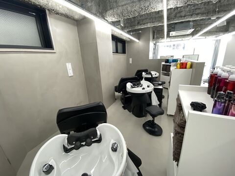 【名古屋駅】◆19時退勤可能・残業手当あり・月8日休み・有給休暇あり・社会保険完備◆美容師としてスキルアップできる環境を整えています！エリア高水準な労働環境「LUVISM 名駅店（ラヴィズムメイエキテン）」よりアシスタント（美容師）の求人☆★