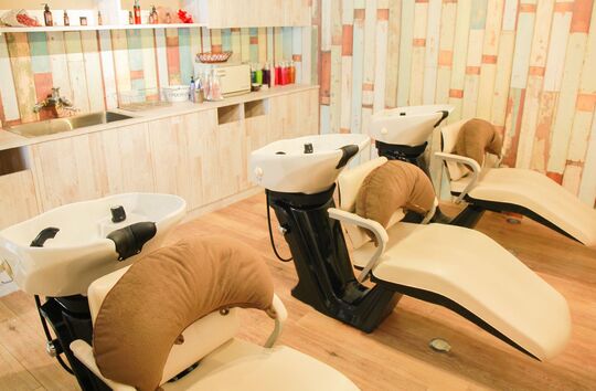 【新潟駅】◆19時退勤可能・残業手当あり・月8日休み・有給休暇あり・社会保険完備◆美容師としてしっかりスキルアップできる環境を整えています！エリア高水準な労働環境が人気「LUVISM 新潟店（ラヴィズムニイガタテン）」よりアシスタント（美容師）の求人☆★