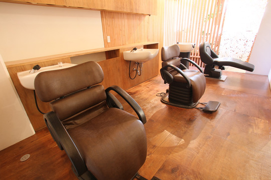 【豊川】≪月給28万円〜≫≪月8日休み≫≪社会保険完備≫≪半個室サロン≫≪自転車支給あり≫カット入客チャンスが多い！幅広い年齢層のお客様が来店されるので、年代にあわせた接客スキルが学べます。ゆったりお客様と関わっていく事をコンセプトとした「LIBERTA（リベルタ）」からスタイリスト（美容師）の求人☆★☆