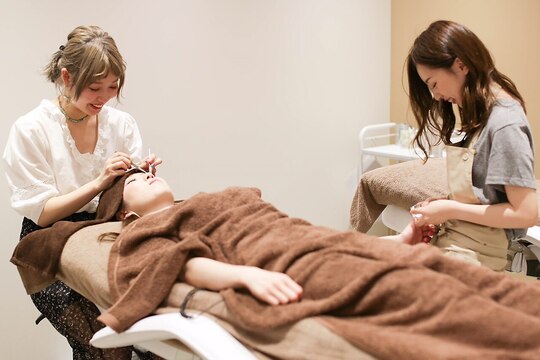 【西梅田】≪未経験OK≫≪日祝休みも可能≫≪研修中もお給料あり≫≪産休育休実績多数あり≫働きやすい環境が整っているサロン！自身もオシャレしながら働けるトータルビューティーサロン！「DRESS UMEDA（ドレスウメダ）」からアイリスト（まつげエクステ・まつげパーマ・アイブロウ）の求人☆☆