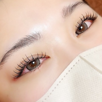 【三ノ宮】≪社会保険完備／月8日休み／土日休みOK／有給休暇あり／最短17時過ぎに退勤可能≫正社員と委託で選択できる自由な働き方と高い歩合でプライベートも充実！働きやすさに特化したサロンです！「Dazzling B（ダズリングビー）」からアイリスト（まつげエクステ・まつげパーマ・アイブロウ）の求人☆☆