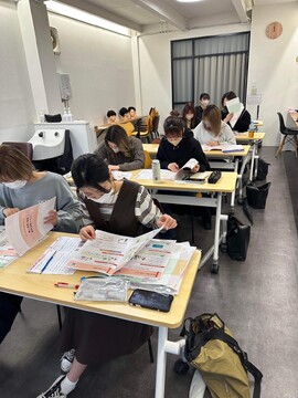 【寺田町】≪月給27万円～≫≪平均19時半退勤≫≪社会保険完備≫健康診断、ピザ半額など福利厚生も充実！ヘア・エステ・着付けなどお客様の日常、ライフイベントまで幅広く関わる地域密着サロンです！「Charm classy（チャームクラッシー）」からスタイリスト（美容師）の求人☆★