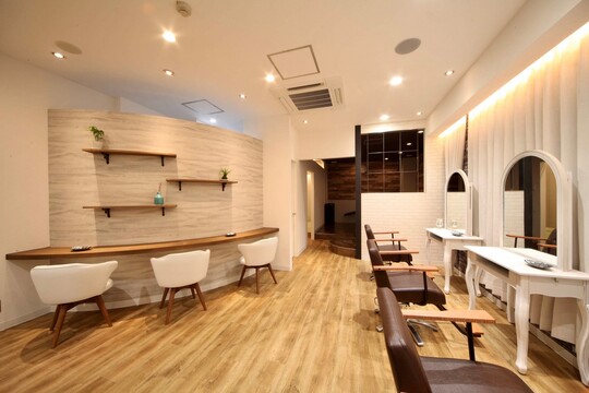 【昭和町】≪月給27万円～≫≪平均19時半退勤≫≪社会保険完備≫年間休日110日！住宅街なので夜も遅くなりません！お客様と一緒に成長していけるサロン「attra happyhairlife（アトラハッピーヘアライフ）」からスタイリスト（美容師）の求人☆★