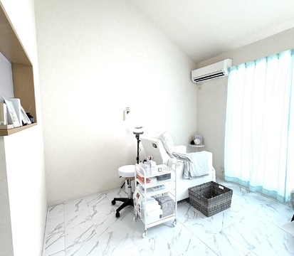 【道場南口】≪完全週休二日制≫≪社会保険完備≫≪ブランク明けの方でもOK≫≪一人暮らしの方の光熱費支給あり≫≪モデル集めサポートあり≫≪新卒生歓迎≫自由な働き方と高い福利厚生でプライベート充実！働きやすさに特化したサロンです。「shucre（シュクレ）」からアイリスト（まつげエクステ・まつげパーマ）の求人☆☆