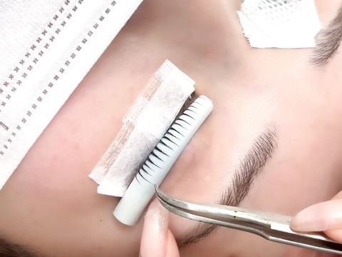 【岡山駅】≪未経験OK・月休8日・実働8時間・社会保険完備・男性スタッフ歓迎・土日の希望休OK・業務委託で交通費支給≫経験を問わず活躍できる環境！研修体制も充実しているため安心してお仕事に取り組むことができます！男女問わず多くのお客様に愛されるまつげパーマ・アイブロウ専門店「R slash 岡山駅前店（アールスラッシュオカヤマエキマエテン）」からアイリスト（まつげパーマ・アイブロウ）の求人☆★