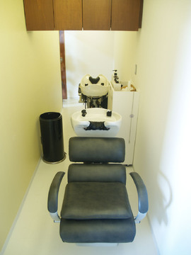 【泉ヶ丘】≪デビューまで2年≫≪完全週休2日≫≪ほぼ19時退勤≫無理なく自分のペースでレッスンできます！地域密着メンズサロン「CHOKI×2 donna（チョキチョキ ドナ）」からアシスタント（美容師）の求人☆★