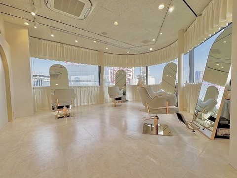 【梅田】新規集客抜群！平均月給60万円！◆完全週休2日制◆正社員でも土日月4回休みOK◆社会保険完備◆業務委託は自由出勤◆総売上60％還元◆インボイス制度サポートあり◆施術時間枠自由◆マンツーマン施術OK◆デザインカラー、髪質改善ともに人気の実力派サロン！新規集客抜群のためガッツリ入客して売上を上げられます！「MIRA（ミラ）」からスタイリスト（美容師）の求人☆★