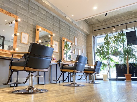 【興戸】≪完全週休2日制≫≪社会保険完備≫≪一人暮らし支援あり≫≪有給休暇あり≫≪平均退勤時間は19時台≫施術時間はゆとりのある時間枠設定のため、こだわりの施術も可能！スタッフのことを第一に考えた職場環境で、手厚い福利厚生も魅力◎美容師さんには嬉しい服装手当もあり！髪質改善＆縮毛矯正が得意なサロン◎「CLASSICO hair miu（クラシコヘアーミュー）」からスタイリスト（美容師）の求人☆★