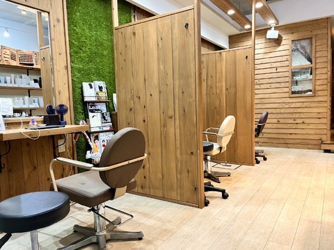 【京田辺駅】≪完全週休2日制≫≪土日休み月1回OK≫≪営業時間内レッスンOKで最短1～1年半デビュー≫≪ウィッグ手当てあり≫平均退社19時でプライベート充実！！スタッフ同士でランチに行くなど、人間関係の良いアットホームサロンです！「marble hair（マーブルヘアー）」からアシスタント（美容師・理容師）の求人☆★☆