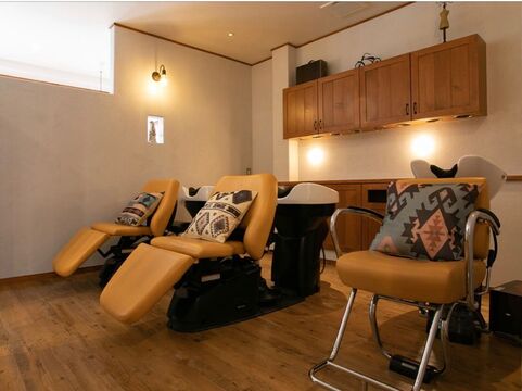 【大和西大寺】≪月給25万円～≫≪社会保険完備＆月8日休み≫平均退社17時台！希望者はアイラッシュ技術も習得可能。オーガニックなど髪の毛に優しい商材を扱うナチュラルサロン「CUE（キュー）」からスタイリスト（美容師）の求人☆☆