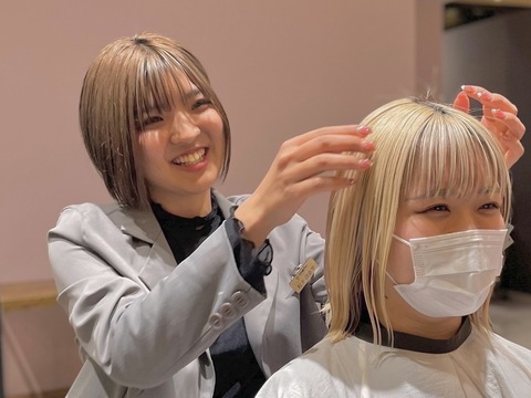 【近鉄八尾駅】≪社会保険完備≫≪完全週休2日制≫成長が早いサロン！営業中にモデルレッスンなど実践さながらで成長できる環境。「Grand meets（グランミーツ）」アシスタント（美容師）の求人☆★