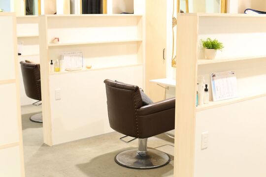 【樟葉】≪17時閉店≫≪完全週休2日制≫≪社会保険完備≫≪営業中レッスンOK≫≪最短1年半でスタイリストデビュー可能≫≪自転車貸出あり≫夢をもち、夢を与えられるような美容師を目指せるサロン「TOM HAIR DESIGN 楠葉店（トムへアーデザインクズハテン）」からアシスタント（美容師）の求人☆★☆