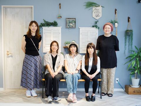 【与野】≪正社員・パート・業務委託から選択可能≫≪社会保険完備≫≪土日休み取得可能≫≪独立支援やFC展開あり≫≪フリー40～45％／指名40～50％の高還元率≫40代からでも遅くない！生涯働けるサロン環境で、美容師としての価値を長くお客様に提供！長くプレイヤーとして活躍できます。完全マンツーマン入客も嬉しいポイント！生涯雇用を掲げる「Re:care 与野店（リカレヨノテン）」からスタイリスト（美容師）の求人★☆