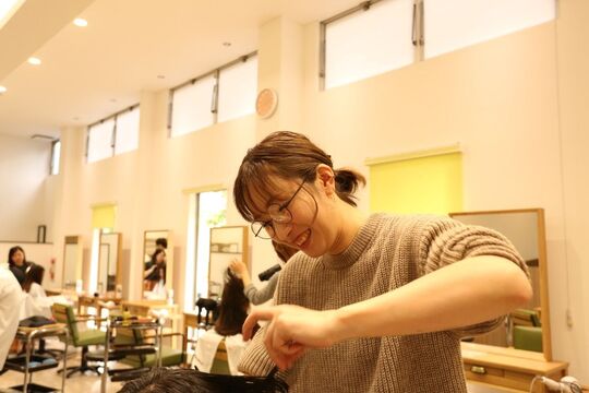 【前津】≪月給17万円スタート・社会保険完備≫集客好調の為ビラ配りもなし。ガンガンレッスンする方なら2年目安でスタイリストデビューを目指せる地域密着型ヘアサロン「UN SOMMET筑後店（アンソメットチクゴテン）」からアシスタント（美容師）の求人☆★