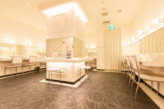 【旧居留地・大丸前】≪年間休日115日≫≪月9日休み≫≪実働8時間≫≪13時オープン≫未経験からでも安心！充実の福利厚生と研修体制が整っているフェイシャルエステサロン「モン ラミール（モンラミール）」からエステティシャンの求人☆☆