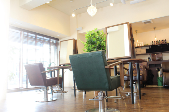 【南森町】≪完全週休2日制＆日祝定休≫≪GW休暇あり≫≪社会保険完備≫≪髪質改善特化≫≪客単価1万円4000円≫≪スタイリストオンリーサロン≫髪質改善に特化した人気サロン！就業条件も整っておりオススメのサロンです！カフェのような綺麗なサロンで働いてみませんか？「髪質改善専門サロンtesoro（カミシツカイゼンセンモンサロンテソロ）」からスタイリスト（美容師）の求人☆★☆