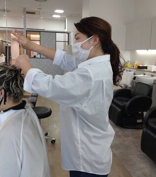 【垂水】≪月給30～50万円／年収500万円以上も可能≫≪時短社員も募集中≫≪完全週休2日≫≪19時退勤≫≪社会保険完備≫幅広い世代に愛されるサロンです！入客チャンスもアリ！長く安心して働けますよ。「デューポイント ブルメール舞多聞店（デューポイントブルメールマイタモンテン）」からスタイリスト（美容師）の求人★☆