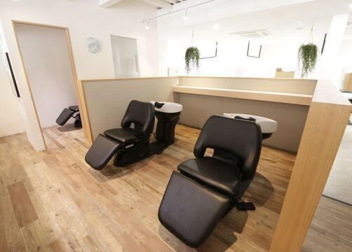 【羽曳野島泉】≪完全週休2日制≫≪年間公休12日≫≪社会保険完備≫≪住宅手当あり≫好条件と福利厚生が整った安心して働けるヘアサロン！トレーニングルームを完備し営業中レッスンOK！2年以内のデビューを目指します！アイラッシュも学べる体制です！「re blanc（レブラン）」からアシスタント（美容師）の求人☆★☆