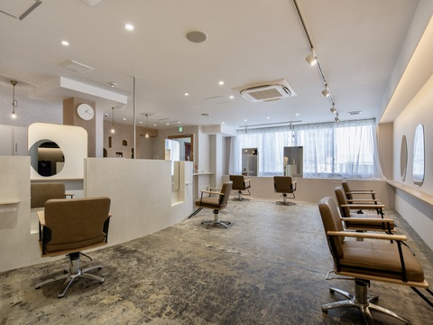 【梅田駅】指名50%／フリー40%還元！あなたのライフスタイルに合わせて勤務可能◎マンツーマン制のためお客様としっかり関われるお店です！業務委託が初めての方も安心のサポートがあります！「YUCCA 梅田（ユッカウメダ）」からスタイリスト（美容師）の求人☆★☆