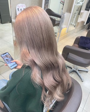 【近鉄八尾】≪未経験・通信生・新卒生歓迎≫≪社会保険完備≫≪最短1年でスタイリストデビュー可能≫≪ウィッグ代半額負担≫≪独立支援あり≫ハイトーンなどのデザインカラーが人気のカラー特化型サロン！文句なしの教育体制でしっかり学んで成長したい方必見！「N＋（エヌプラス）」からアシスタント（美容師）の求人★☆