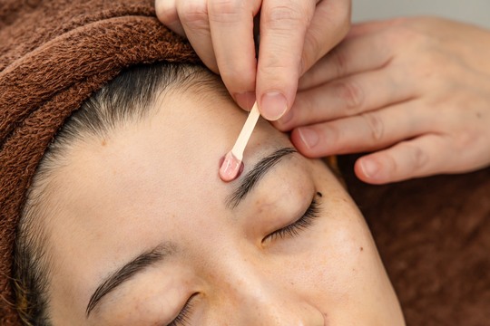 【丸亀駅】≪経験者優遇！≫≪技能に応じて月給相談OK≫≪月8,9日休み≫≪少人数制≫エステメニューも取り扱いあり！お客様ひとりひとりと丁寧に関われるパーマ・アイブロウ特化のサロン「Amor 丸亀店（アモールマルガメテン）」からアイリスト（まつげパーマ・アイブロウ）の求人☆☆