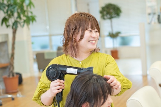 【下曽根】≪高月給・日曜定休あり・社会保険完備・完全週休二日制も選択OK・18:00退勤・残業ほぼなし・マンツーマン接客≫チームワークを大切にし働きやすい環境づくりに取り組んでいます！オーガニックの薬剤にこだわりお客様満足度が高い技術を提供するヘアサロン「Hair Rire 曽根店（ヘアーリールソネテン）」からスタイリスト（美容師）の求人☆★
