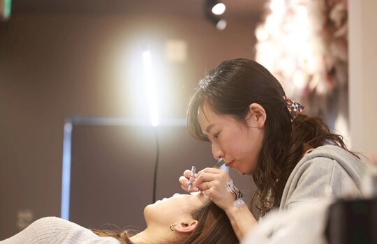 【平野】≪ママさん・ブランクある方歓迎≫≪30,40代のスタッフ活躍中≫≪日祝定休・土曜出勤可能な方歓迎！≫≪16時までの勤務OK・夕方以降出勤可能な方歓迎！≫≪年末年始・GW・夏季休暇あり≫≪髪色自由・ネイルOK≫プライベートとお仕事の両立が可能なサロン！「nail&eyelash Bellulu（ネイルアンドアイラッシュベルル）」からアイリスト（まつげエクステ・まつげパーマ）の求人☆☆