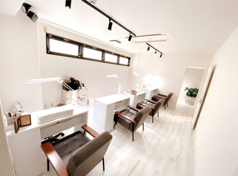 【京都駅】≪実務経験のある方の募集≫≪社会保険完備≫≪月8日休み≫≪平均退社19時≫土日休みもOK！あなたのネイリストの経験を活かして一緒に働きませんか 「eyelash&nail studio Zen（アイラッシュアンドネイルスタジオゼン）」からネイリスト（ネイル）の求人★☆★