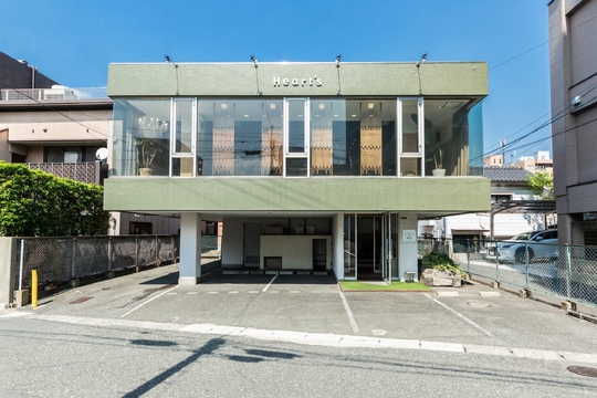 ≪完全週休二日制≫≪社会保険完備≫≪高月給≫≪ブランクがあってもOK≫≪住宅手当あり≫≪引っ越し手当あり≫≪異動なし≫≪残業ほぼなし≫≪営業時間内レッスン≫≪単価1万5000円以上≫流行りのデザインではなく髪をキレイにしてお客様の笑顔を創ります。スタッフ第一主義を掲げるエリアでトップクラスの働きやすさです！ヘアサロン「Heart's（ハーツ）」からアシスタント(美容師)の求人☆★☆