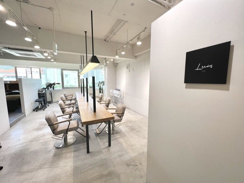 【宝塚】≪社会保険完備≫≪最低保障給あり≫≪土日休み相談可≫≪高単価≫≪独立支援あり≫髪質改善特化サロン！丁寧なカウンセリングでお客様に合ったご提案をしています！ガッツリ働いて稼ぎたい方、技術を磨いて成長したい方歓迎！「Luis 宝塚（ルイスタカラヅカ）」からスタイリスト（美容師）の求人★☆